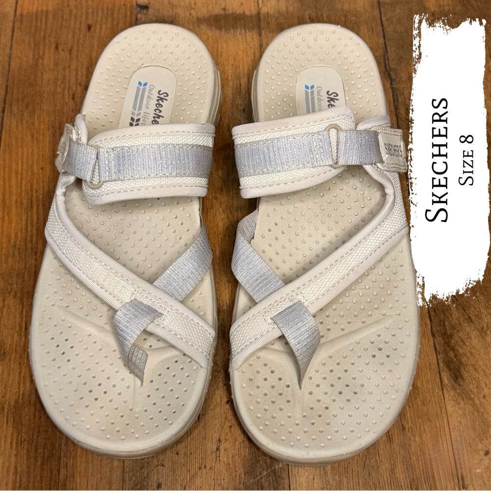 Skechers Outdoor Lifestyle
Women's Sandals cream and silver
Size 8
